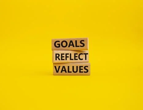 Goals reflect values symbol. Concept words Goals reflect values on wooden b.. Foto stock
