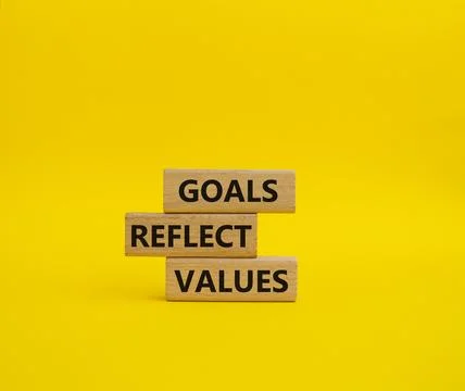 Goals reflect values symbol. Concept words Goals reflect values on wooden b.. Foto stock