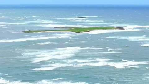 Goat island with Pacific Ocean waves, Hawaii 動画素材 336485994