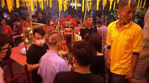God of wealth distribute red envelope at chinese temple at Chew Jetty. Vídeo Stock 132762200