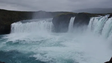 Godafoss waterfall on cloudy, rainy day, Iceland. Vídeos de archivo 112407670