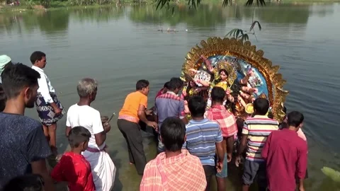 Goddess Durga has been brought to the bank of the lake for immersion Stock Footage 142627085