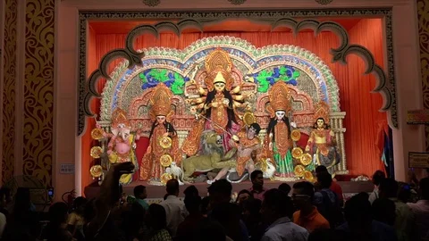 Goddess Durga Idol, Durga Puja Pandal, Kolkata, West Bengal, India Vidéo 96351162