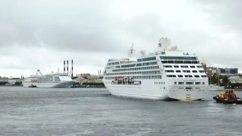 Goes to sea on a cloudy summer evening. Vídeo Stock 340777997