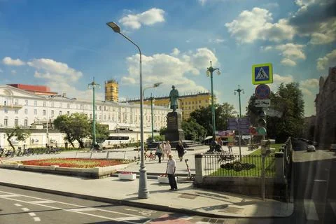 The Gogol monument on the boulevard of the same name. Photos