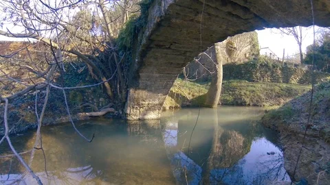 Going below the rocky river's bridge Video stock 103573166