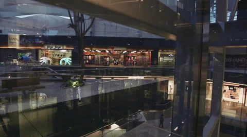 Going down in an elevator in a big shopping mall Video stock 51627453