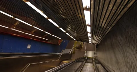 Going down the escalator in the New York subway without people Stockbeeldmateriaal 237016602