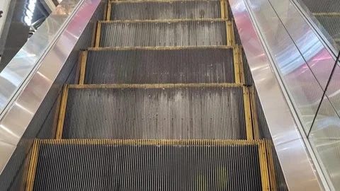 Going down 库存影片 324608839