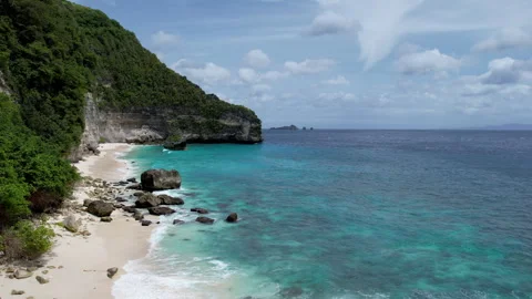 Going up drone footage of empty Suwehan Beach on sunny day. Nusa Penida Islan Stock Footage 285086823