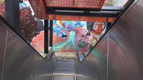 Going up electric stairs Vídeos de archivo 103617610