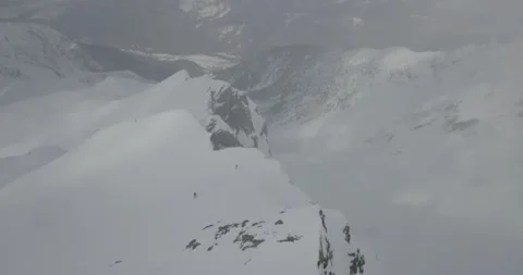 Going up on a ridge 库存影片 152853954