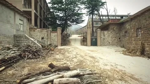 Going through an abandoned factory compound in Guangxi, China Vídeo Stock 138556399
