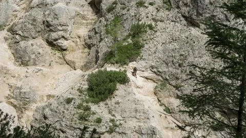 Going through a difficult trail in the full inventory located in the gorge. Foto stock