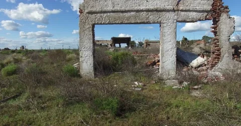 Going through the frame of a destroyed doors house at Epecuen. 스톡 동영상 56040490