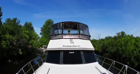 Going through the locks of the Rideau waterway in Ontario Vidéo 223366530
