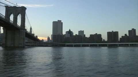 Going under Brooklyn bridge Stock-Footage 997261