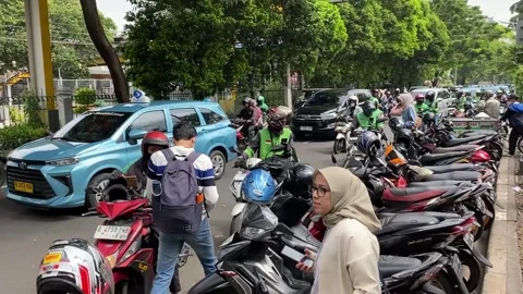 Gojek GO-JEK drivers, wait outside the Palmerah railway station in Jakarta Vídeo Stock 301080818