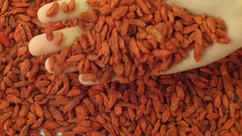 Goji berry falling from hand. 库存影片 89613307