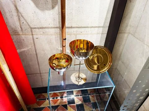 Gold and silver communion chalice and paten on glass display in a Paris, Fr.. 스톡 사진
