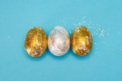 Gold and silver Easter eggs on a blue background. Easter concept. Happy Easte Fotos Stock