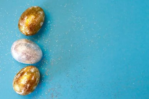 Gold and silver Easter eggs on a blue background. Easter concept. Happy Easte Stockfoto's