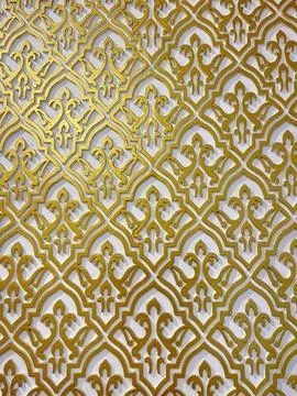A gold and white patterned wall Foto stock