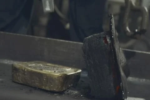 Gold bar that has been cleared of slag during solidification. Stockfoto's