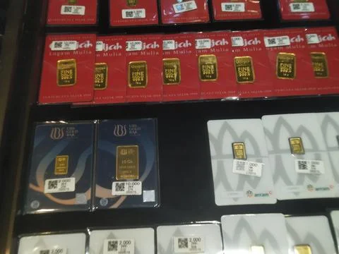 Gold bars and ingots displayed in a retail setting, showcasing various size.. Fotos Stock
