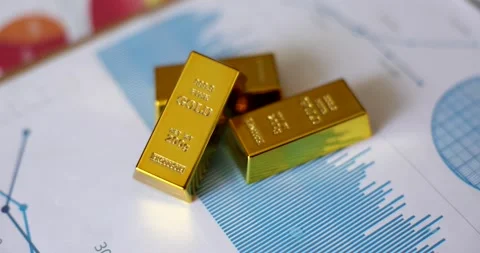 Gold bars lying on documents with graphs closeup 4k movie slow motion Vídeos de archivo 211340541