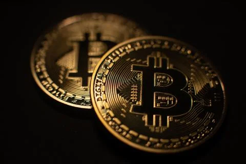 Gold Bitcoin on dark surface, Cryptocurrency and Blockchain concept Stock-Fotos