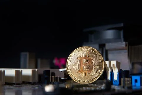 Gold Bitcoin electronic computer processor board 스톡 사진