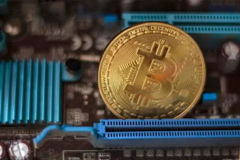 Gold Bitcoin electronic computer processor board 库存照片