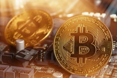 Gold Bitcoin electronic computer processor board Foto stock