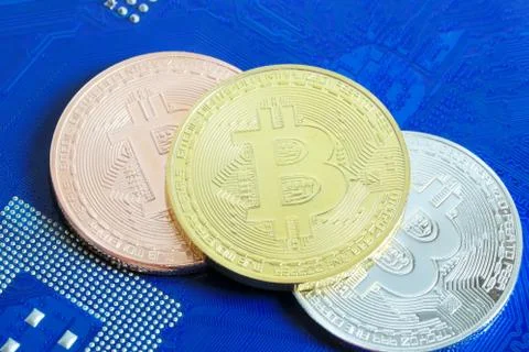 Gold bitcoin placed on a computer of hardware mainboard. Foto stock