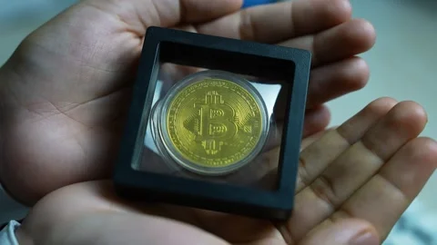 Gold bitcoin in protective display case, Gold bitcoin coin in a protective .. Видео 329176967