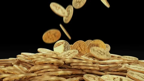 Gold bitcoins fall slow motion on pile. Vidéo 87068912