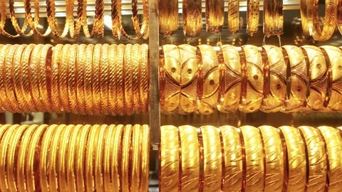 Gold bracelets lined up in rows in a jewelry store Vidéo 338227039