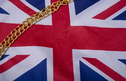 Gold chain with flag of England in banner background Foto stock