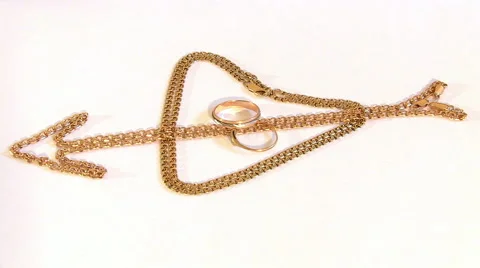 Gold chains and wedding rings rotate Stock-Footage 55101318