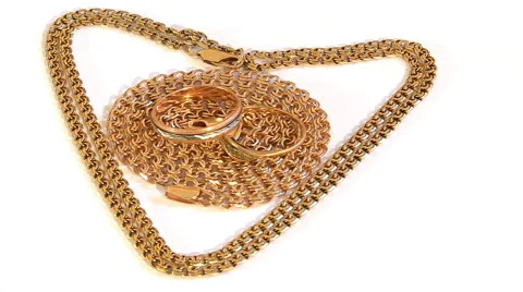 Gold chains and wedding rings rotate Stock-Footage 55101609
