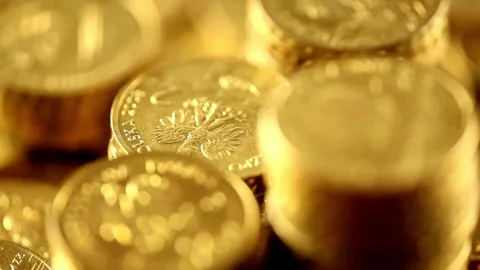 Gold coin stop motion animation Four piles of gold money coins decreasing fading Vídeos de archivo 334028636