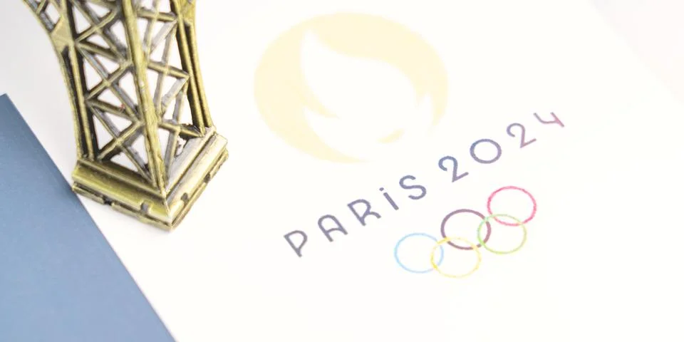 A gold colored statue of the Eiffel Tower sits on top of a white background with Foto stock