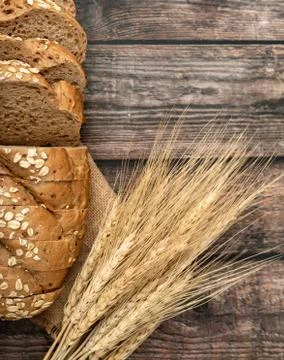 Gold corn bread sliced and wheatgrass Foto stock