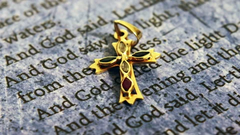 Gold Cross Pendant on Bible Scripture Symbolizing Christian Faith and Spiri.. Видео 337435117