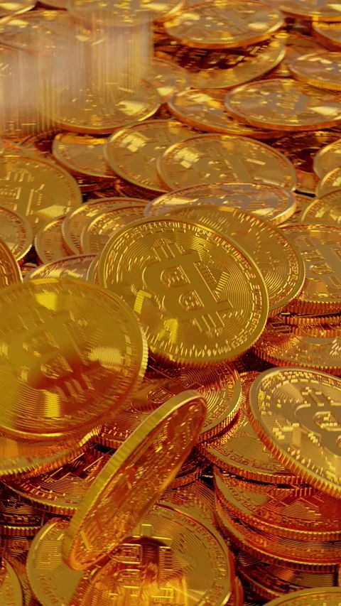 Gold Cryptocurrency Bitcoin Falls on a Bunch of Coins Vertical looped video Vídeos de archivo 226372684