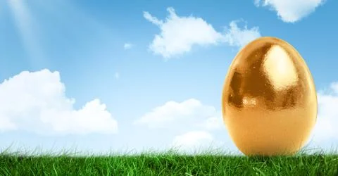 Gold Easter egg in front of blue sky Stock-Fotos