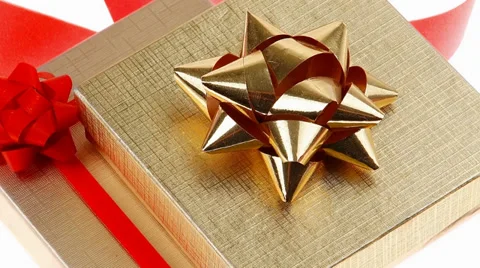 Gold gift box with pink bow Vídeos de archivo 33494492