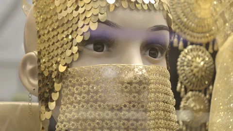Gold head covering in store window on woman maniqin Dubai Vídeos de archivo 245499113