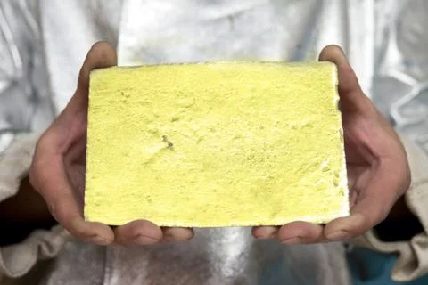 Gold ingot in hands Foto stock